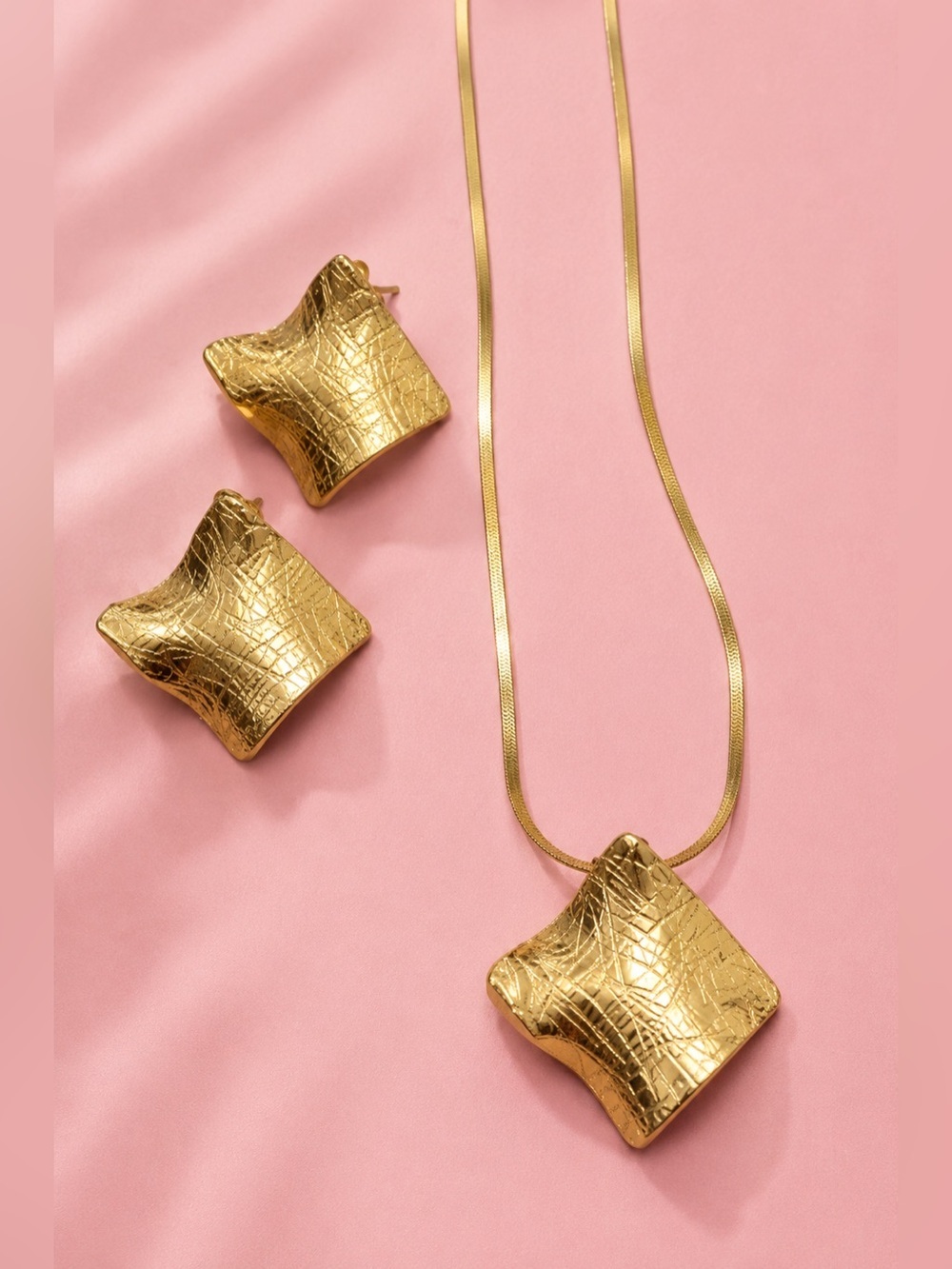 Luxury Gold Geometric Jewelry Set – Pendant Necklace with Matching Earrings